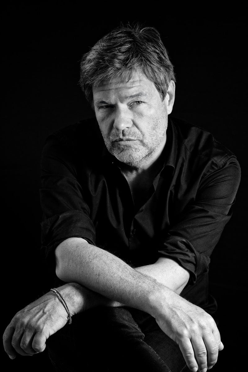 Küstenkonturen. 15 Persönlichkeiten aus Schleswig-Holstein über 5 Jahre porträtiert – mit Robert Habeck, Manuela Warda, Juri Knorr, Jochen Lund, Daniel Günther, Philippa Färber, Aminata Touré und vielen anderen.