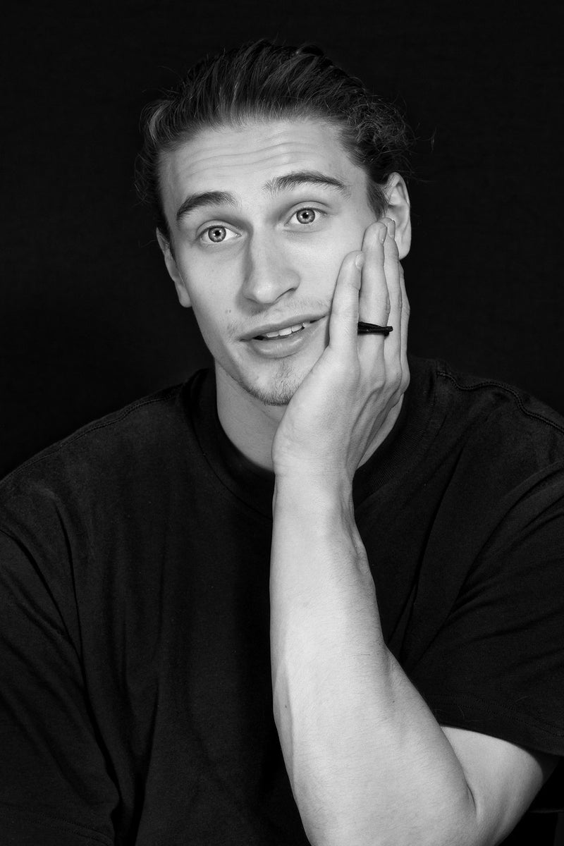 Küstenkonturen. 15 Persönlichkeiten aus Schleswig-Holstein über 5 Jahre porträtiert – mit Robert Habeck, Manuela Warda, Juri Knorr, Jochen Lund, Daniel Günther, Philippa Färber, Aminata Touré und vielen anderen.