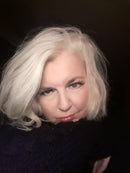 Von Monsterschleim, Gummihühnern und Freilandrosen. Eine Requisiteurin beim Film packt aus. Von Nine Olausen Nielebock